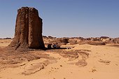 Ecotourisme  Paysage du Hoggar  Désert du Sahara  ; Lieu de camping pour les touristes