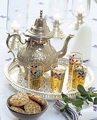 Service à thé vert à la menthe marocain ; Théière en métal et verres. Page 85 du livre