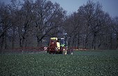 Epandage de pesticide dans un champ Allemagne