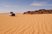 Ecotourisme en 4x4  Hoggar  Désert du Sahara Algérie ; Certains toursites visitent le désert en 4x4, ce qui permet de faire de grandes distances et de varier les paysages, avec plus de confort 