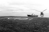 Hélicoptère et bateau pour le ravitaillement d'Amsterdam ; Bateau Marion Dufresne