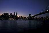 Vue de Manhattan et du pont de Brooklyn la nuit New York
