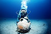 Plongeur remontant une amphore Romaine Ile Ustica Italie