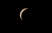 Premier croissant de Lune et Saturne visuellement proche