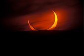 Croissant de Soleil se couchant en fin d'éclipse annulaire ; Eclipse annulaire de Soleil du 10/05/1994. Site d'observation : col de Tisi-n-Ilissi