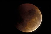 Eclipse totale de Lune pendant la phase de totalité France ; Eclipse totale de Lune du 04/05/1985. L'ombre de la Terre recouvre la surface de la Lune et le rougeoiement de la lumière solaire colore cette ombre