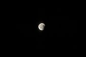 Eclipse totale de Lune pendant le dernier contact de l'ombre ; Eclipse totale de Lune du 10/12/1992 (12/12) [2h26 temps universel]. L'ombre de la Terre va quitter la surface de la Lune