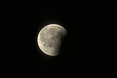 Eclipse totale de Lune pendant la seconde phase partielle ; Eclipse totale de Lune du 10/12/1992 (11/12)[2h20 temps universel]. L'ombre de la Terre va bientôt quitter la surface de la Lune