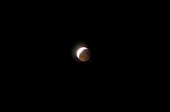 Eclipse totale de Lune pendant la seconde phase partielle ; Eclipse totale de Lune du 10/12/1992 (9/12) [1h35 temps universel]. L'ombre de la Terre quitte progressivement la surface de la Lune
