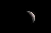 Eclipse totale de Lune en fin de première phase partielle ; Eclipse totale de Lune du 10/12/1992 (8/12) [23h42 temps universel]. Juste avant la phase de totalité