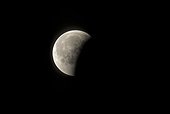 Eclipse totale de Lune en première phase partielle ; Eclipse totale de Lune du 10/12/1992 (7/12) L'ombre de la Terre recouvre progressivement la surface lunaire