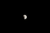 Eclipse totale de Lune en première phase partielle ; Eclipse totale de Lune du 10/12/1992 (5/12) [23h15 temps universel]L'ombre de la Terre recouvre progressivement la surface lunaire