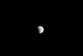 Eclipse totale de Lune en première phase partielle ; Eclipse totale de Lune du 10/12/1992 (3/12) [23h12 temps universel]L'ombre de la Terre recouvre progressivement la surface lunaire