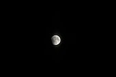 Début d'éclipse totale de Lune en première phase partielle ; Eclipse totale de Lune du 10/12/1992 (2/12) [23h10 temps universel]L'ombre de la Terre commence à recouvrir la surface lunaire