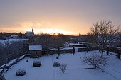 Lever de soleil sur village en hiver France