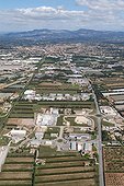 Vue aérienne d'un paysage rural et industriel Provence ; Zone rurale et industrielle de Carpentras au primtemps.