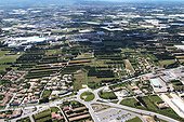 Vue aérienne d'un paysage rural et industriel Provence ; Zone rurale, industrielle et d'habitation de Carpentras au primtemps.