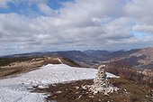 Cairn de pierres sèches sur le Contadour et neige Provence ; Prise de vue sur la commune Revest du Bion. Patrimoine rural.