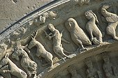 Sculpture d'animaux ; cliché pris à l'église romane d'aulnay (département des charentes-maritimes) église du 12 ième siècle classée partimoine mondial de l'humanité par l'unesco frise d'un bas-relief représentant des animaux : un âne (equus asinus), un bouc (capra hircus), un cerf élaphe (cervus elaphus), une chouette (strix sp), et divers personnages mythologiques (centaure, sirène et licorne) 