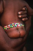 Homme Pygmée Baaka portant un Bébé Cameroun ; Site : Tribu de Baaka Cameroun Forêt Tropicale humide.
