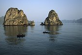 Fishermen in the medium of the rocks of Bay of Along Viêt Nam 