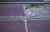 Salines d'Aigues-mortes France ; La couleur rose de l'eau apparaît lorsque la concentration en sel et très importante.
