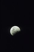 Début d'éclipse totale de lune Australie ; Date : 17 juillet 2000. L'Eclipse de Lune est provoquée par l'alignement du Soleil, de la Terre et de la Lune. La Lune passe alors dans le cone d'ombre de la Terre.