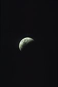 Eclipse totale de Lune Australie ; Date : 17 juillet 2000. L'Eclipse de Lune est provoquée par l'alignement du Soleil, de la Terre et de la Lune. La Lune passe alors dans le cone d'ombre de la Terre.