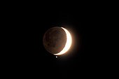Conjonction serrée entre la Lune et Saturne vue de France ; Le 16 avril 2002, la planète Saturne a frôlé la Lune à 0°2' pour les habitants de l'Auvergne. Au nord de la France, la planète aux anneaux est passée derrière la Lune ( on parle d'occultation ). C'est un phénomène relativement rare.