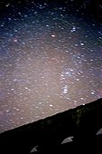 Deux étoiles filantes des Léonides traversent Orion ; Deux étoiles filantes brillantes ( météores ) traversent la constellation d'Orion durant la pluie d'étoiles filantes des Léonides. Les Léonides laissent des trainées courtes et vertes. Cliché pris le 18 novembre 1999. Site : Pont du Gard. 