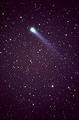 La comète Hyakutake traversant le Bouvier en mars 1996 ; Observation : 23-24.03.1996<br>La comète Hyakutake (1996 B2) a donné un spectacle aussi extraordinaire que court et inattendu au mois de mars 1996. Découverte en février, elle a traversé la moitié du ciel en une semaine. Son rapprochement exceptionnel avec la Terre le 25 mars (à 15 millons de km) a permis d'admirer une chevelure de gaz impressionnante de près de 100°, un record jamais observé. Ici, la queue bleutée de Hyakutake ne mesure que 20° mais grandit d'heure en heure. On remarque la couleur verdâtre de la Tête. Hyakutake traverse la constellation du Bouvier et son éclat surpasse celui de l'étoile Arcturus, ce qui en fait pour quelques heures l'objet le plus brillant du ciel. Pose de 6 min. 