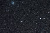 Constellation de la Lyre dominée par l'étoile Véga ; Véga aussi nommée alpha-Lyrae. On distingue aussi l'anneau de la nébuleuse planétaire M57 ainsi que la célèbbre "Double-double" (système de 4 étoiles en relation gravitationnelle étroite).