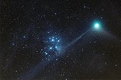 Comète Machholtz  Amas des Pléïades & étoile filante ; Date : Janvier 2005<br>Météores : Comète C/2004 Q2 Machholtz et une étoile filante.<br>Amas ouvert des Pléïades.<br>Ces objets semblent proches mais leurs distance et origines n'ont aucun rapport. <br>Amas ouvert des Pléiades : 380 années-lumière de nous et il mesure environ 13années-lumière<br>La comète n'est qu'à 57 millions de kilomètres, sa partie visible mesurant environ 450.000 km.<br>La météorite provoquant l'étoile filante n'est qu'un petit grain de poussière à une centaine de kilomètres d'altitude. 