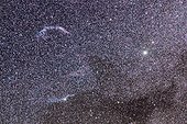 Les Dentelles du Cygne formées par deux nébuleuses ; Les dentelles du Cygne (nébuleuses NGC6960 et NGC6992) sont les restes de l'explosion d'une étoile massive en Supernova il y a environ 15 000 ans. Les gaz propulsés à grande vitesse se répandent dans l'espace et l'enrichissent d'éléments lourds.