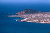 Ile de La Graciosa vue depuis l´île de Lanzarote Canaries ; Il n'y a pas de source sur l'île. L'eau potable est acheminée par bateau et par un pipeline qui passe sous le Rio, le détroit d'un kilomètre de large qui sépare La Gaciosa de Lanzarote.