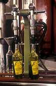 Mise en bouteilles de l'huile d'olive Provence France