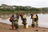 Jeunes filles allant chercher de l'eau Ethiopie