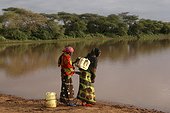 Jeunes filles allant chercher de l'eau Ethiopie
