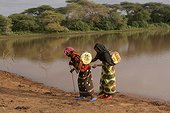 Jeunes filles allant chercher de l'eau Ethiopie