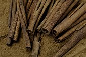 Cinnamon bark and powder 