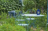 Mobilier de jardin et brouette bleu 