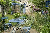 Mobilier de jardin bleu sur une terrasse de jardin 