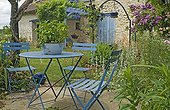 Mobilier de jardin bleu sur une terrasse de jardin 