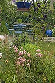 Mobilier de jardin bleu et massif de roses