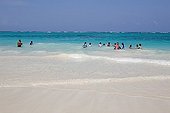 Baignade de touristes dans la mer des Caraïbes Mexique ; Photo prise près de Cancun.