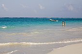 Baignade de touristes dans la mer des Caraïbes Mexique ; Photo prise près de Cancun.