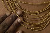 Gold beaded necklace at Mapungubwe Museum ; Object 8950 gold beads weighing 371.02g, from Mapungubwe Hill Sashe Limpopo Valley). Objet de la civilization Zhizo, à l'âge de fer. Université de Pretoria.