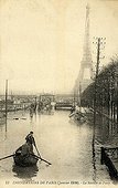 Transport in the boat during the flood of Paris of 1910 ; Support : old postcard. 