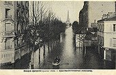 Transport in the boat during the flood of Paris of 1910 ; Support : old postcard. 