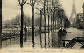 Quays of the Seine during the flood of Paris of 1910 ; Support : old postcard. 